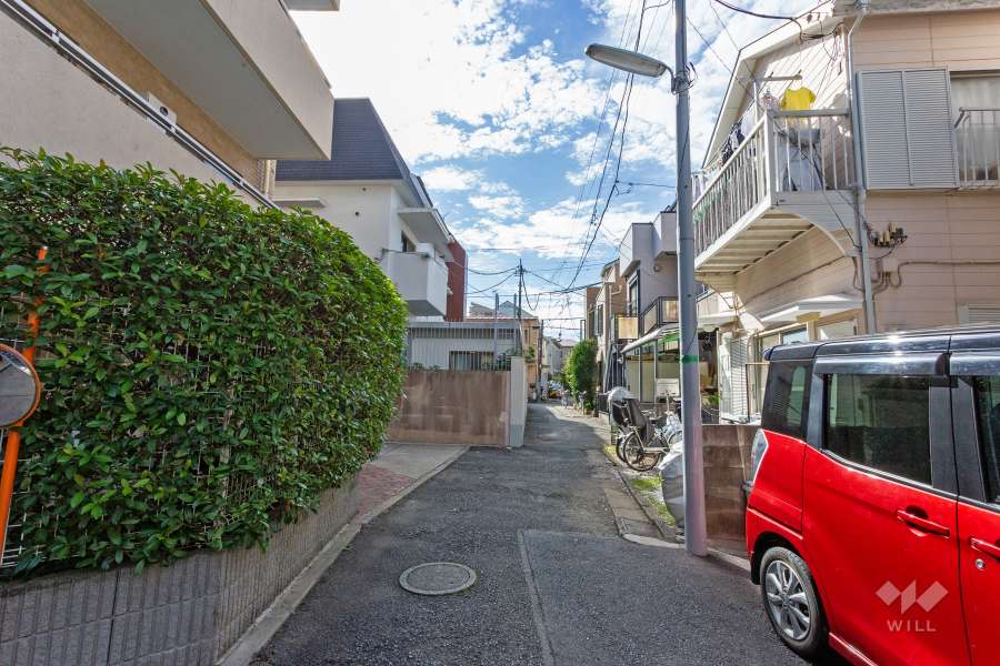 敷地北側の前面道路（東側から）
