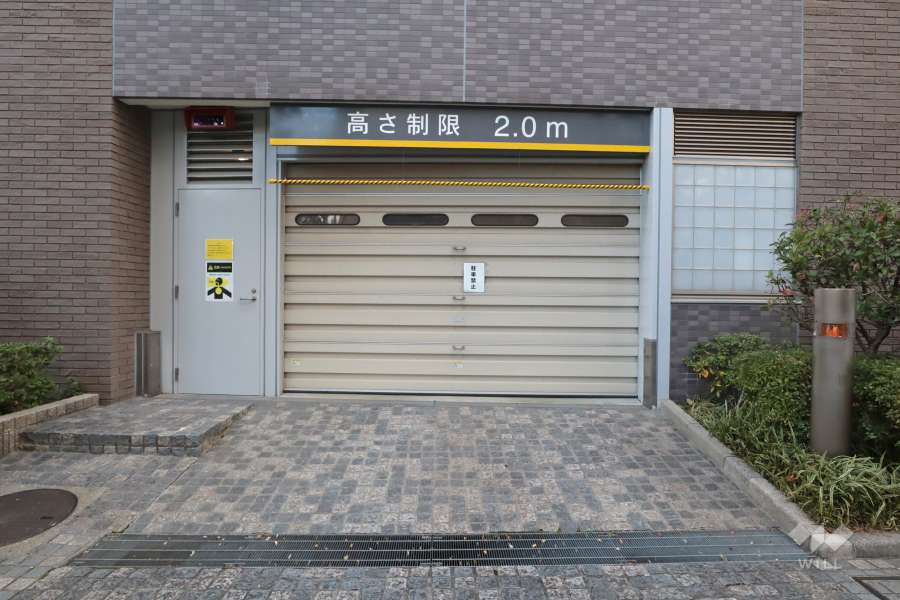 駐車場の出入り口（シャッター付き）