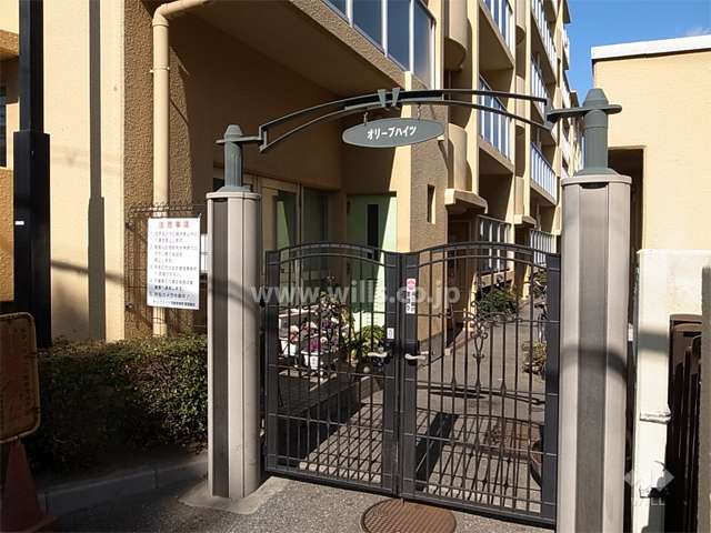 エントランス。入ってすぐ右側に管理人室があります。