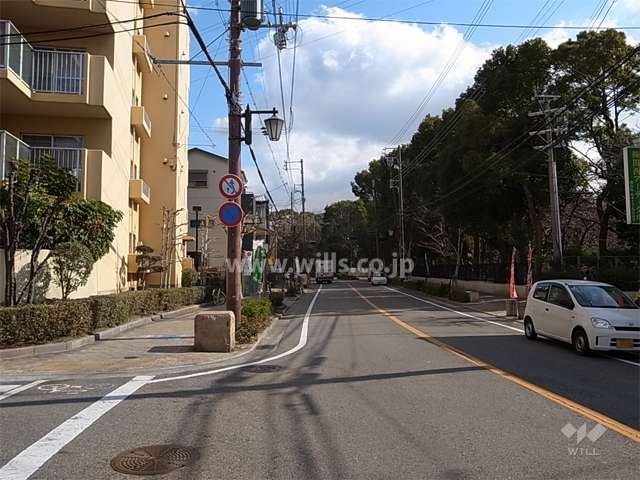 敷地の南側は二車線のバス通りに面しています。