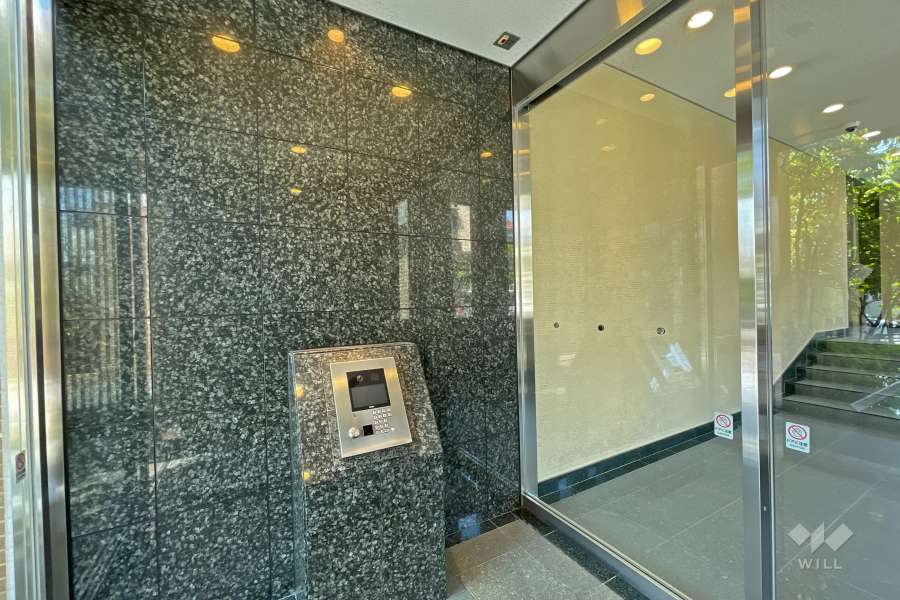 エントランスはオートロック付きです。