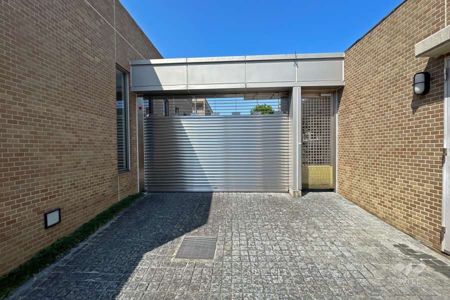 駐車場出入口（シャッター付き）