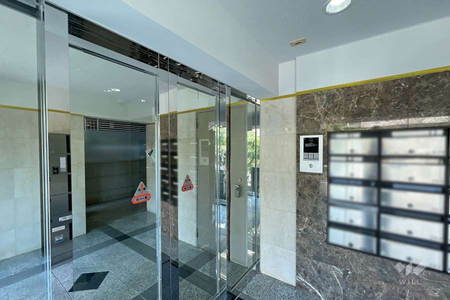 エントランスはオートロック付きです。