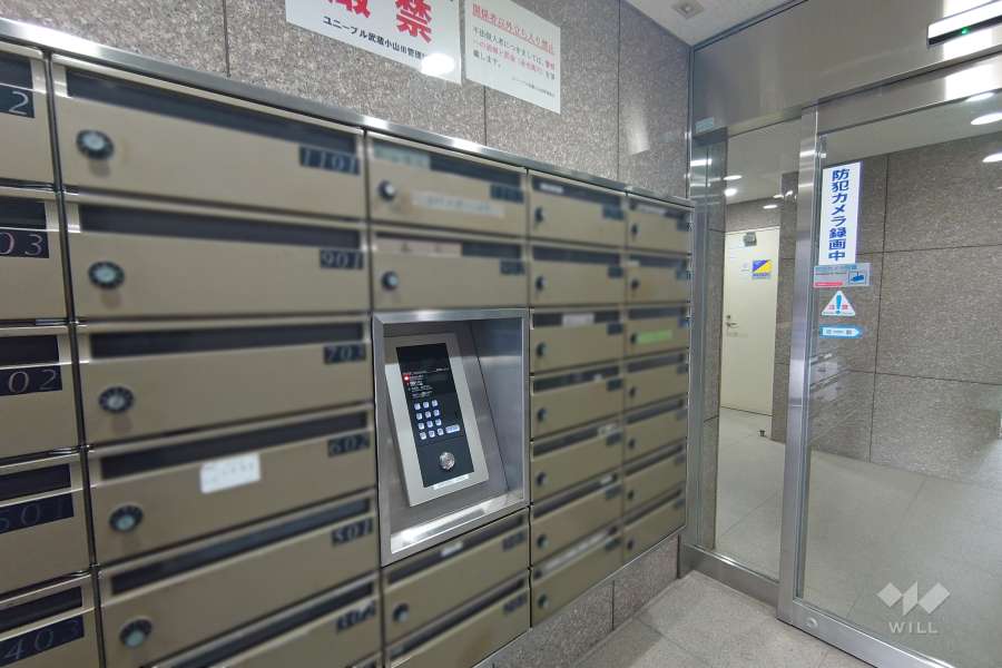 エントランスはオートロック付きです。