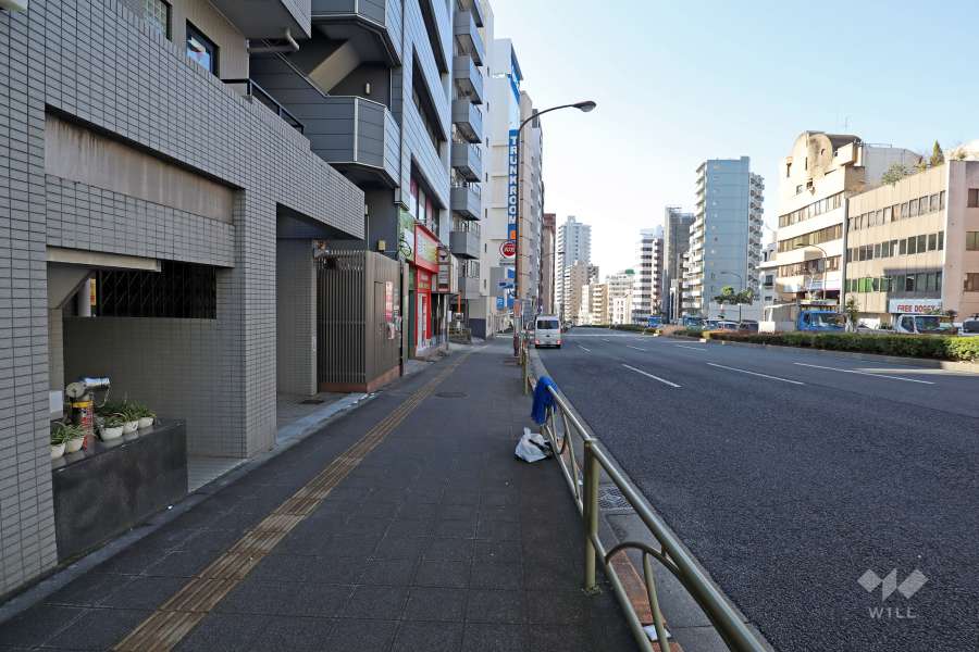 敷地西側の前面道路