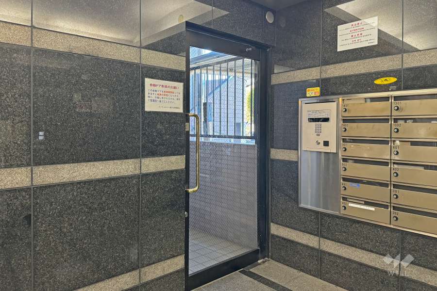 エントランスはオートロック付です。