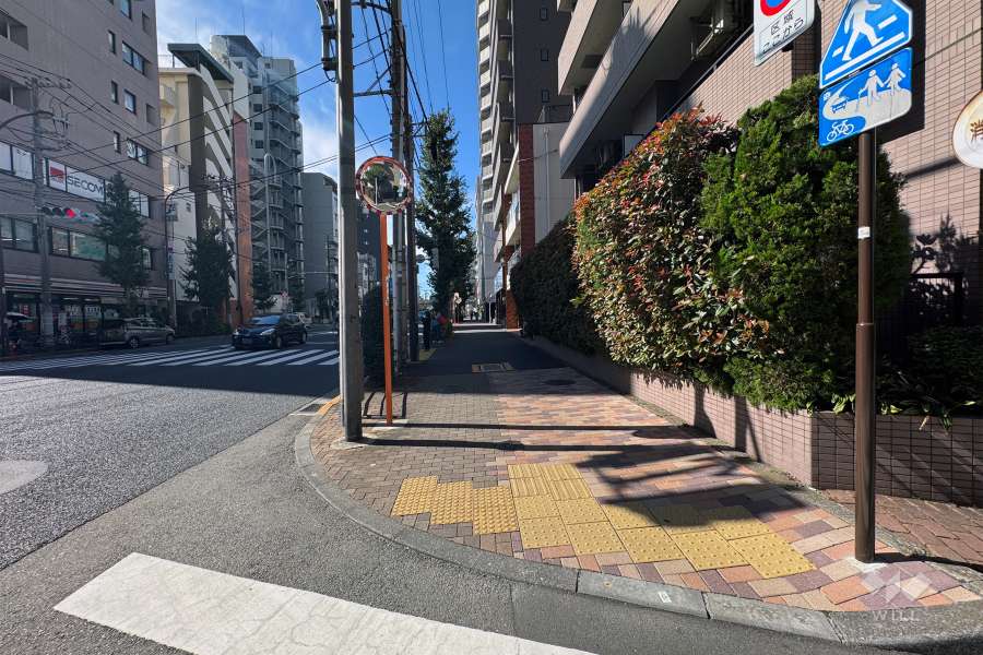 敷地の南東側前面道路（南西側から）は都道2号線です。