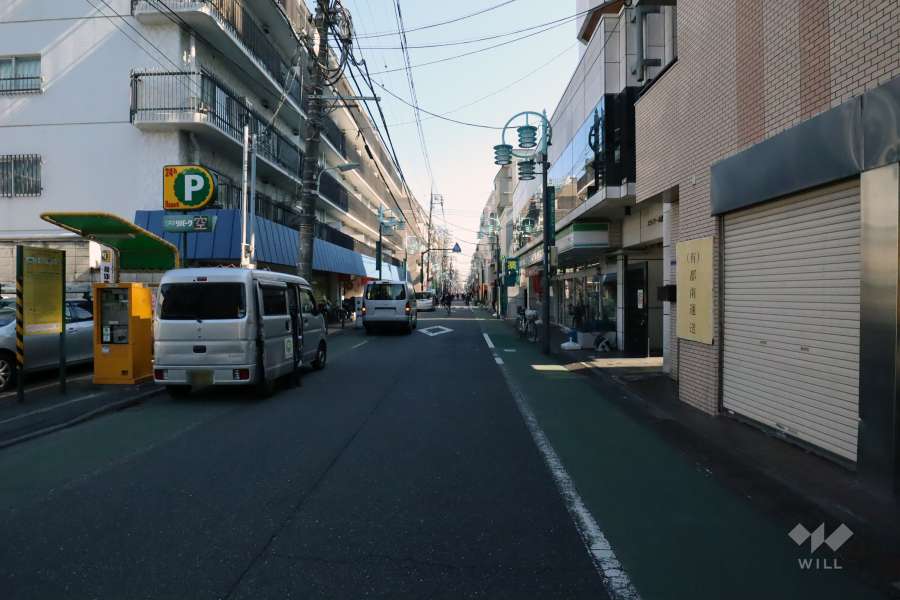 敷地南側の前面道路(西側から）