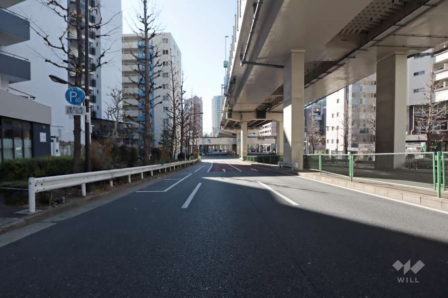 敷地西側の前面道路