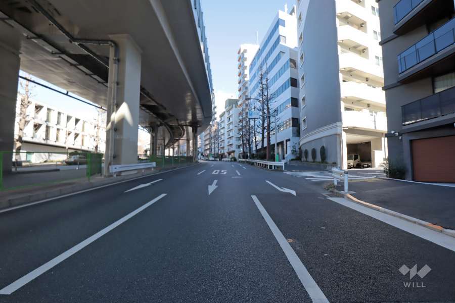 敷地西側の前面道路　