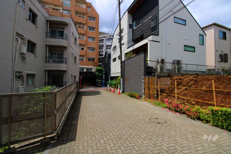 敷地北側の前面道路（東側から）