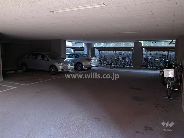 敷地内駐車場と駐輪場