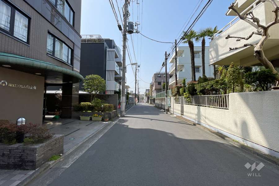 敷地西側の前面道路