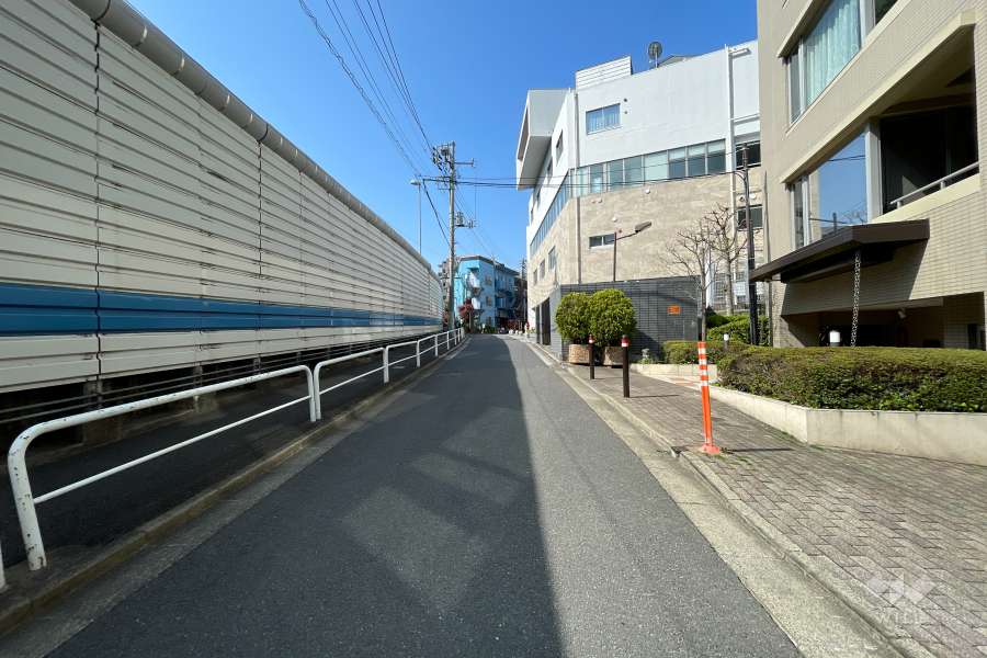 敷地南東側の前面道路（北東側から）