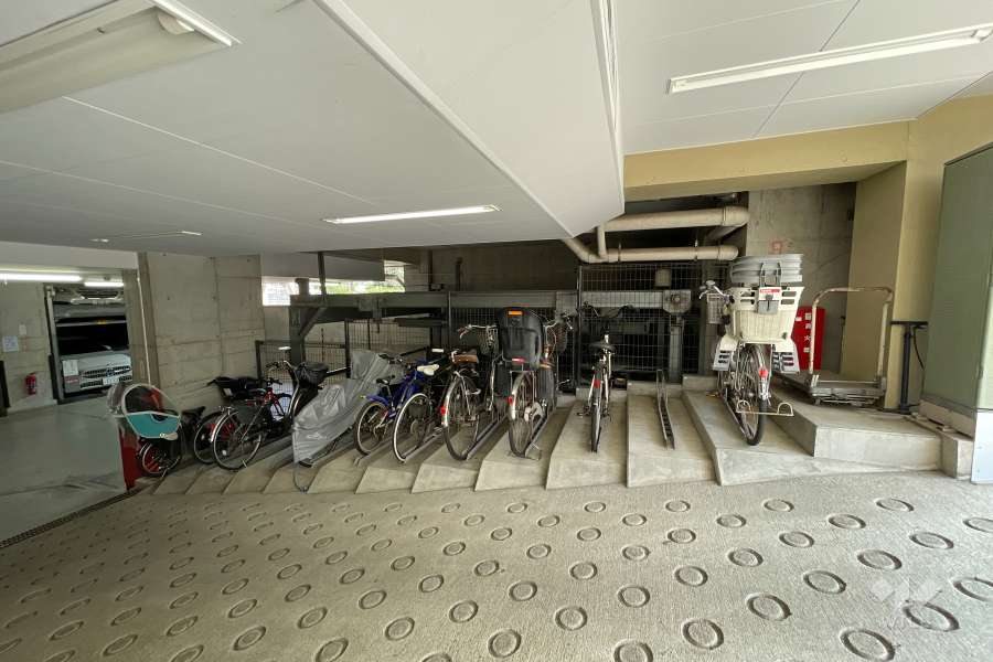 屋内に設けられた駐輪場