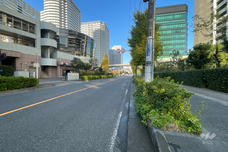 敷地の南側前面道路（東側から）