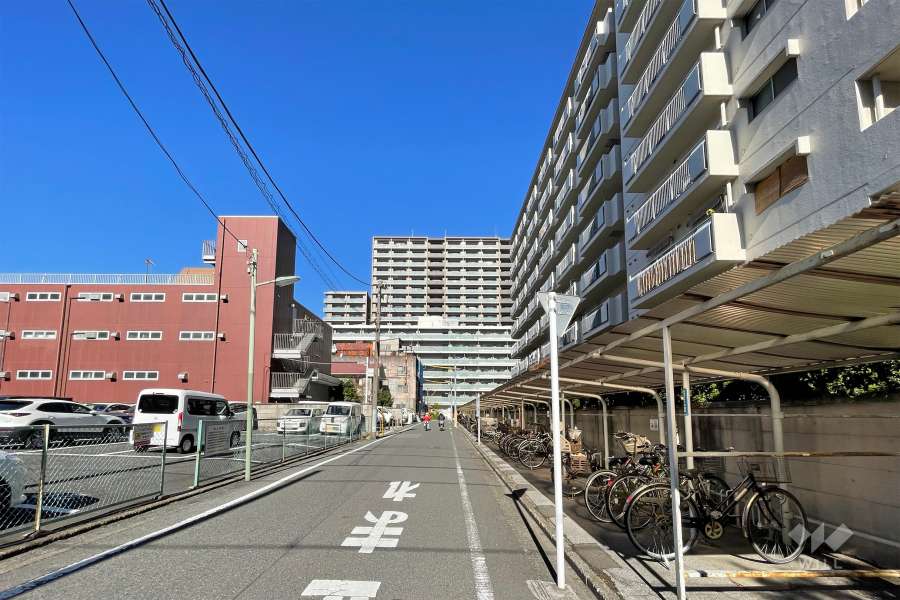 敷地西側の前面道路