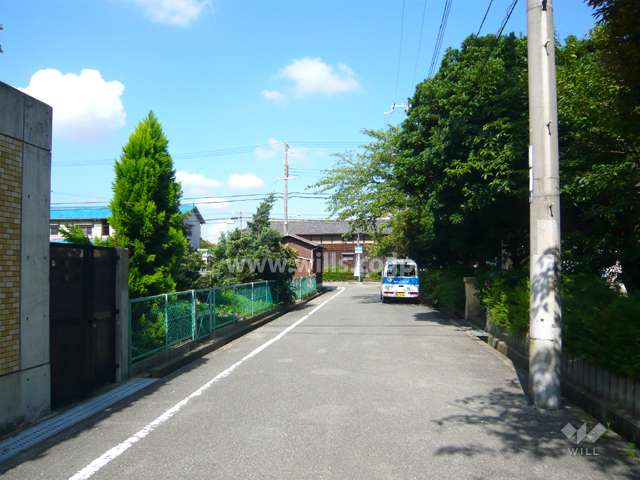 周辺の街並み。敷地の北側に『若王寺公園』が広がっています