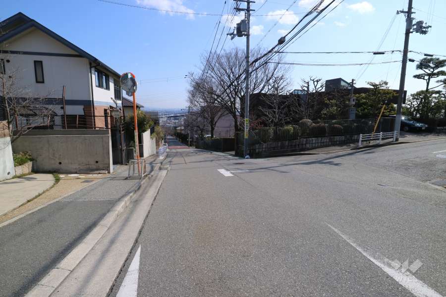 敷地北側の前面道路