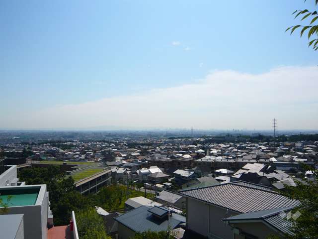 高台に立地し、敷地の各所から眺望が取れています。