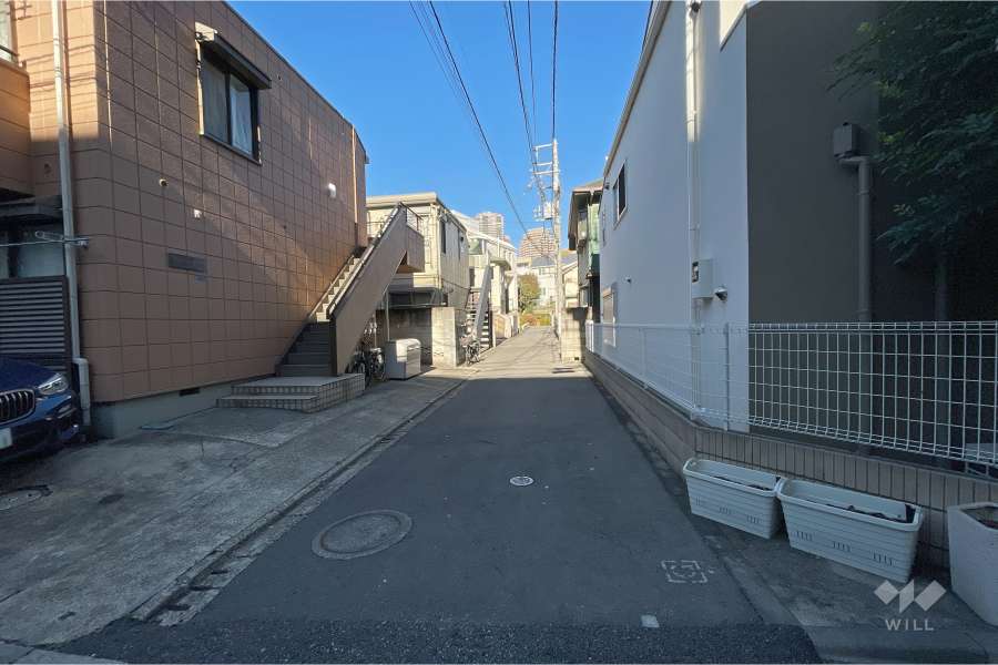 敷地東側の前面道路（南側から）