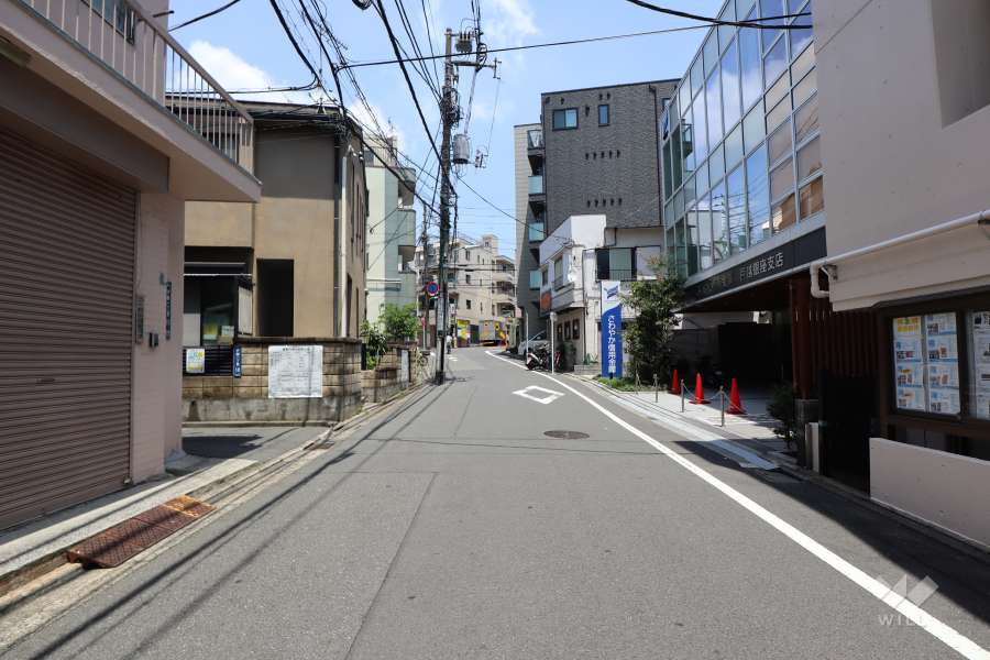 敷地北西側の前面道路（南西側から）