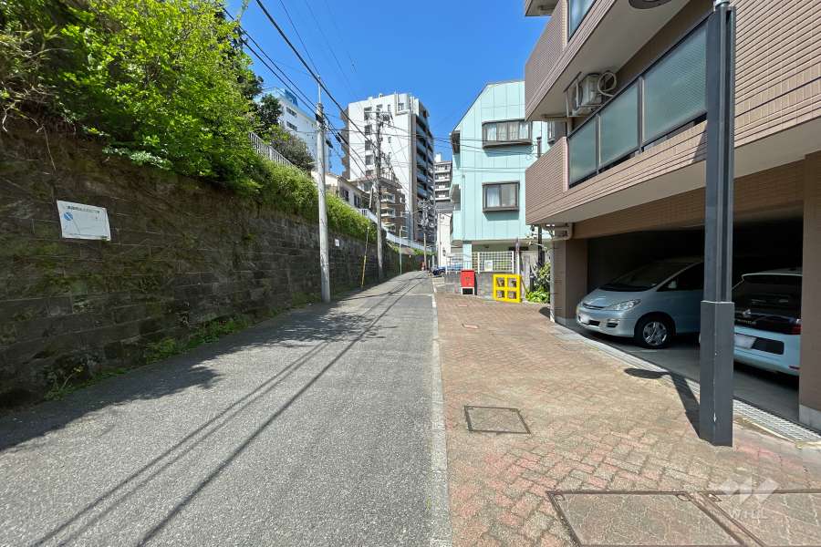 敷地南側の前面道路（東側から）