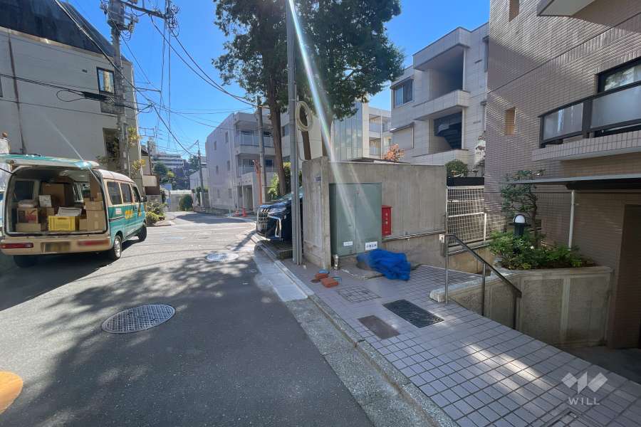 敷地東側の前面道路（南側から）