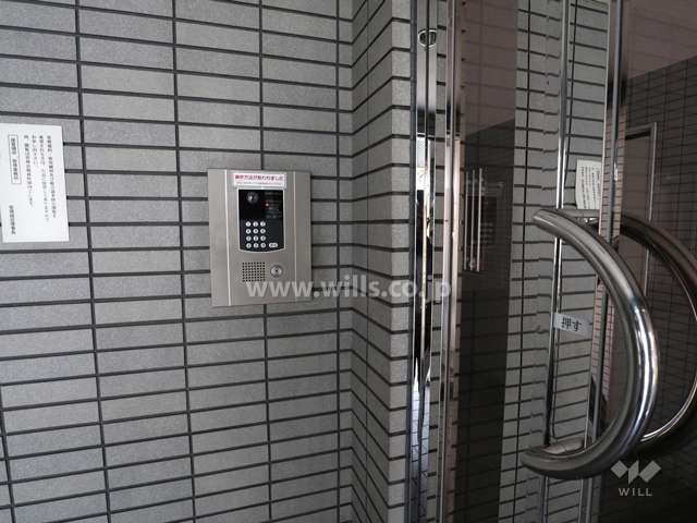 エントランス（オートロックの操作盤と扉）