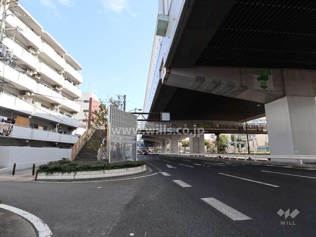前面道路とマンション建物一部