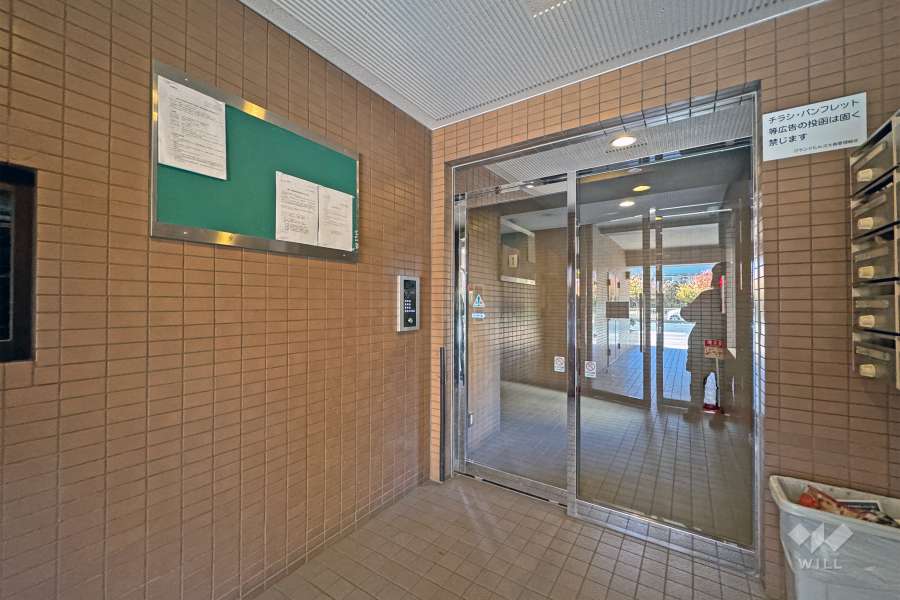 エントランスはオートロック付です。