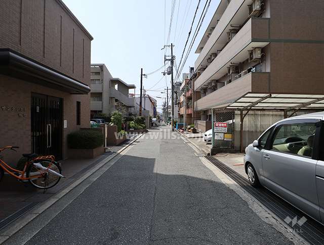 敷地北側の前面道路（東側から）