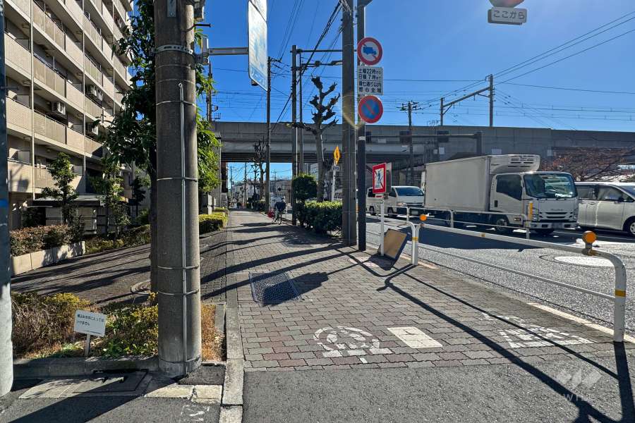 敷地南側の前面道路（西側から）