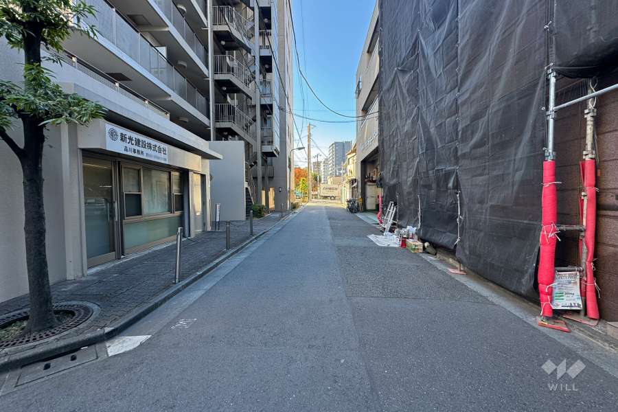敷地西側の前面道路（北側から）