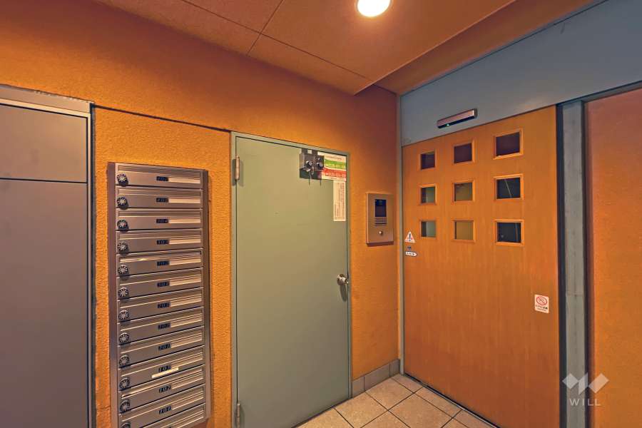 エントランスはオートロック付きです。