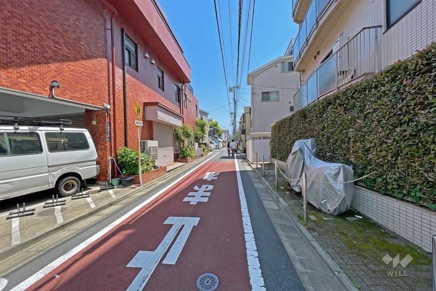 敷地北側の前面道路（西側から）