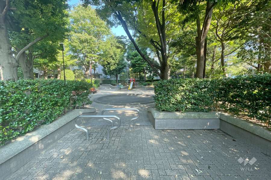 敷地東側に隣接する公園