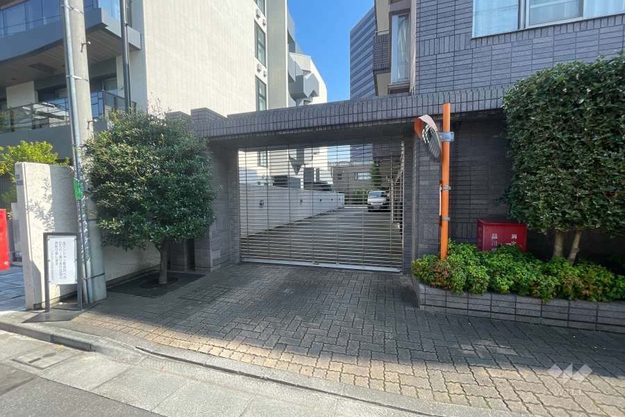駐車場の出入り口（リングシャッター付き）