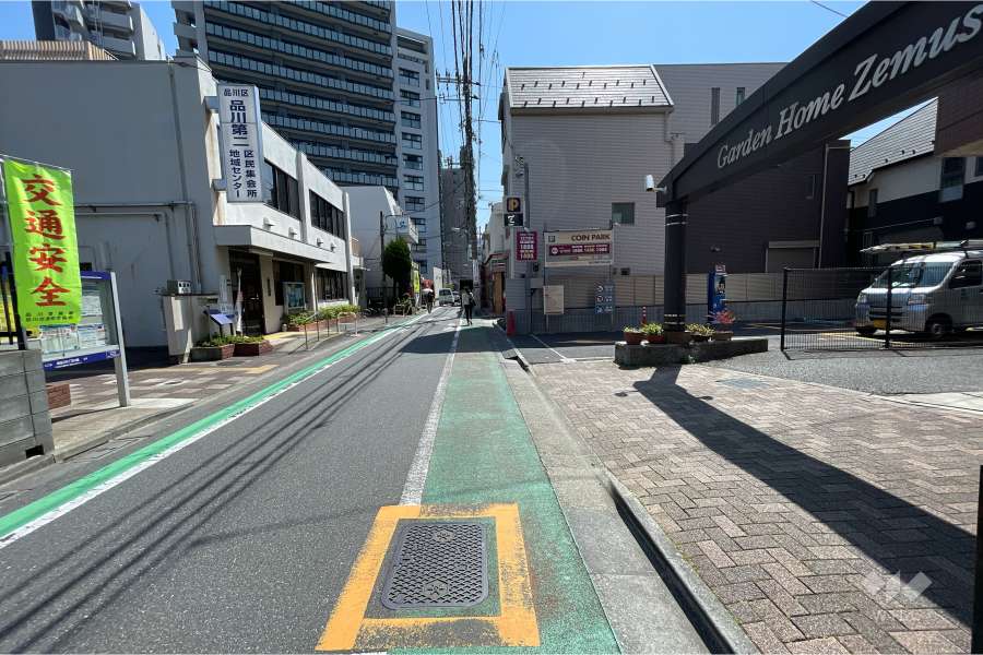 敷地北東側の前面道路（北西側から）