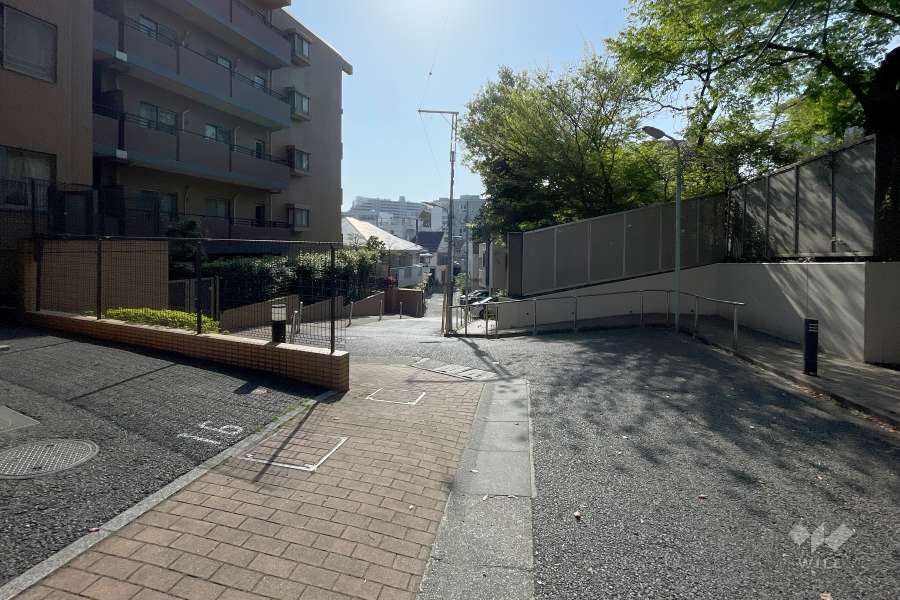 敷地南側の前面道路