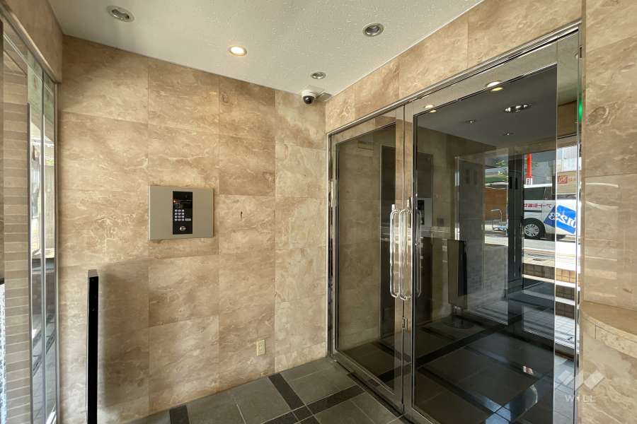 エントランスはオートロック付きです。