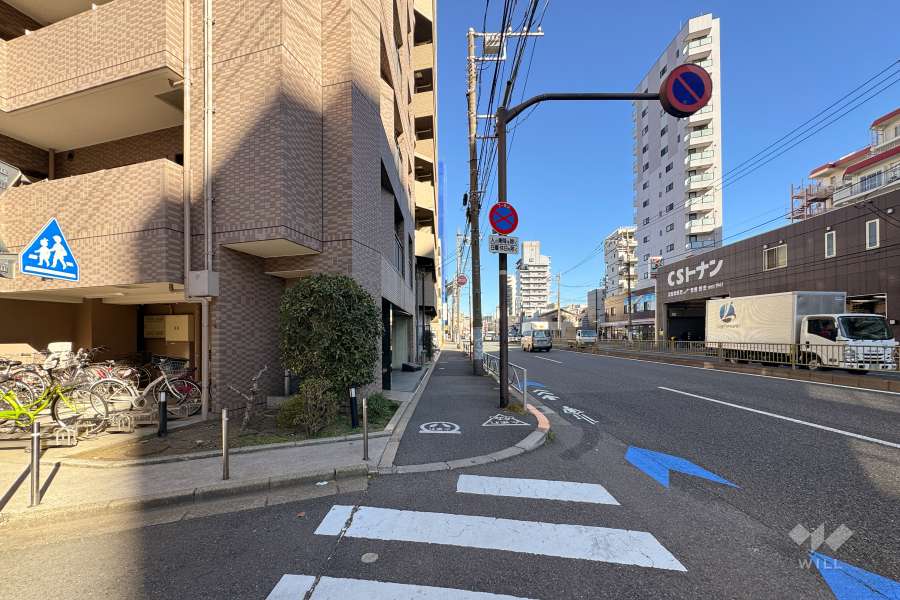敷地南東側の前面道路（南西側から）