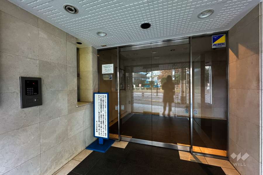 エントランスはオートロック付きです。