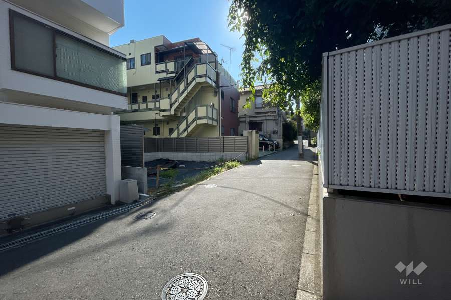 敷地東側の前面道路（南側から）