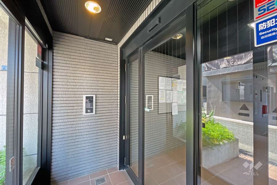 エントランスはオートロック付きです。