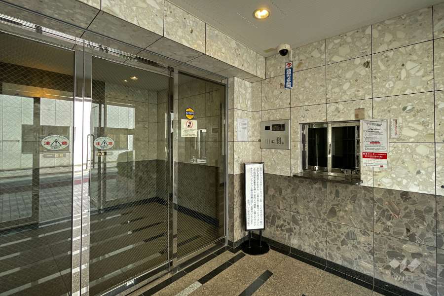 エントランスはオートロック付きです。