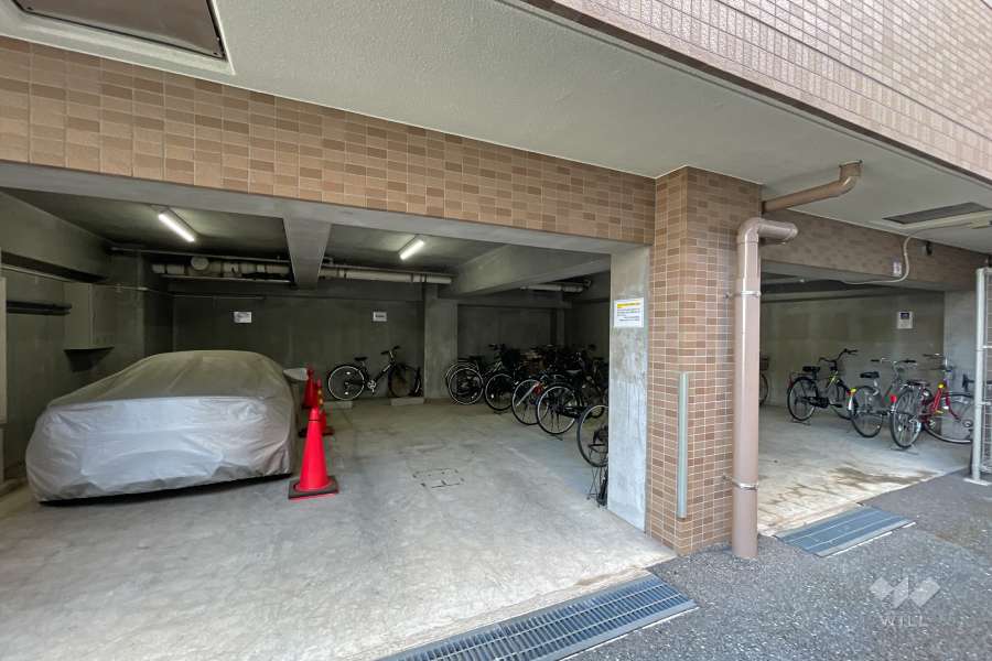 敷地内駐車場（屋内平面式）と駐輪場