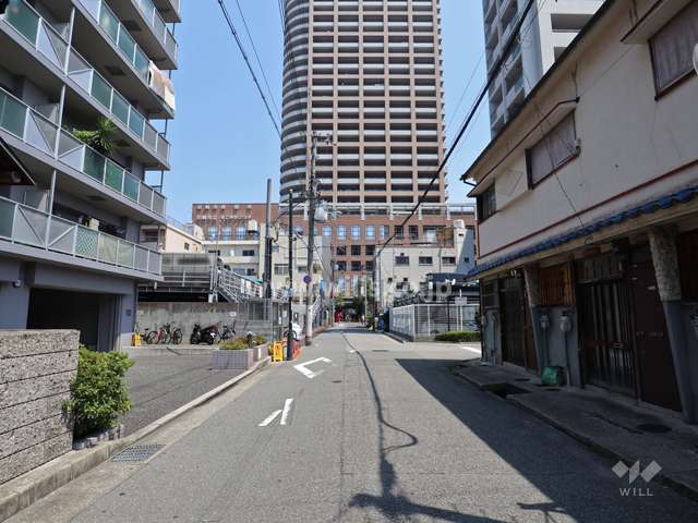 敷地東側の前面道路。（南側から）