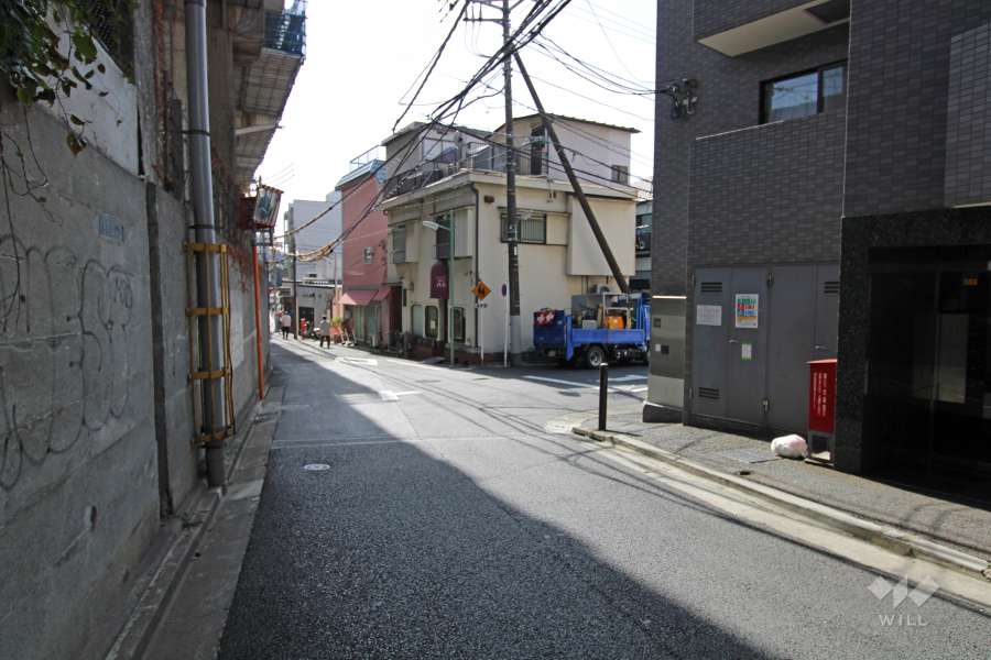 敷地南東側の前面道路。