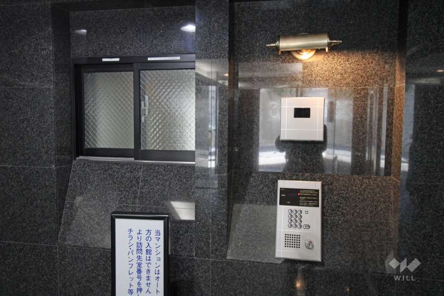 エントランスはオートロック付きです。